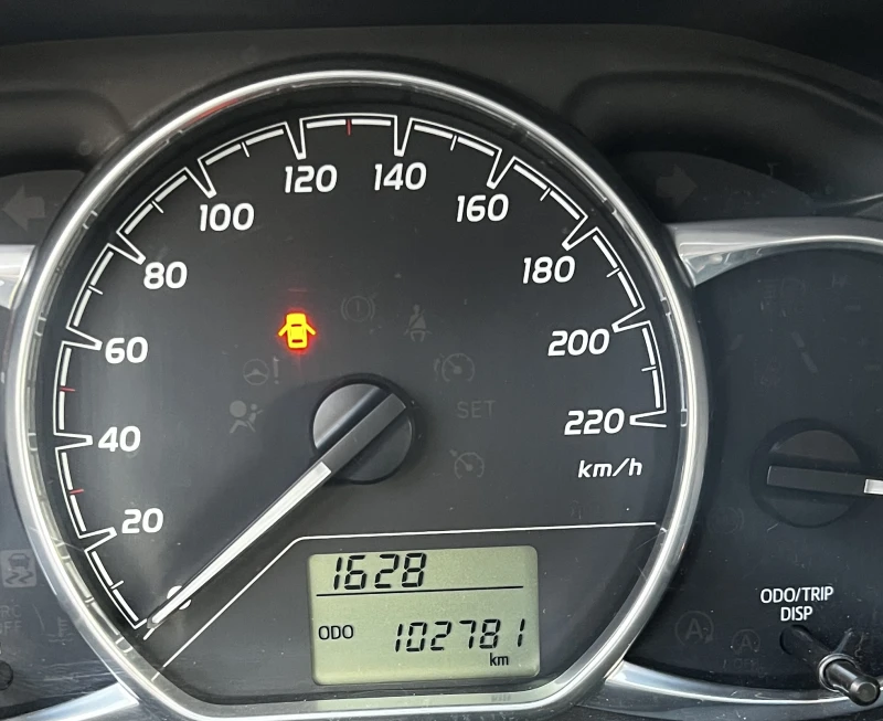 Toyota Yaris 1.5 VVT-i, снимка 9 - Автомобили и джипове - 52345424