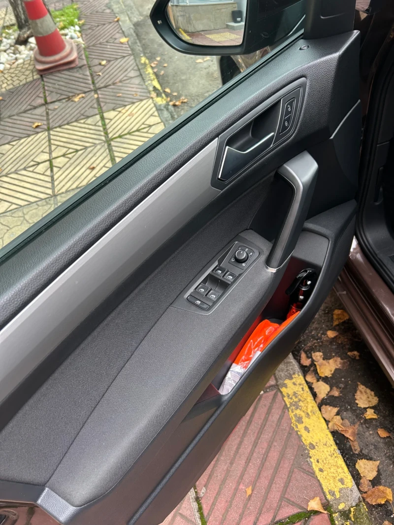 VW Touran 1.6 TDI /Nighline, снимка 7 - Автомобили и джипове - 52642112