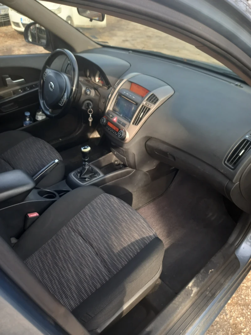 Kia Ceed 1.6 CRDI, снимка 5 - Автомобили и джипове - 52837208