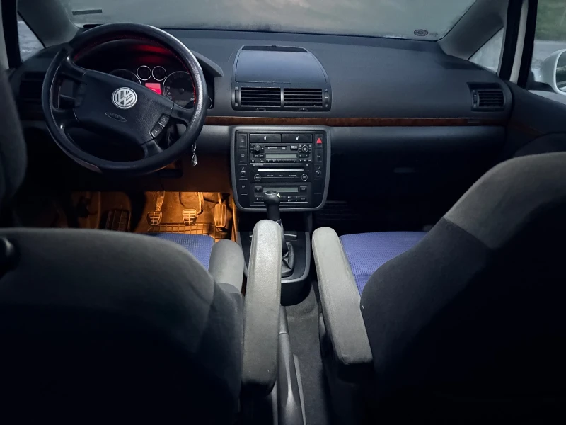 VW Sharan 1.9 TDI 7 местен, снимка 11 - Автомобили и джипове - 53478806