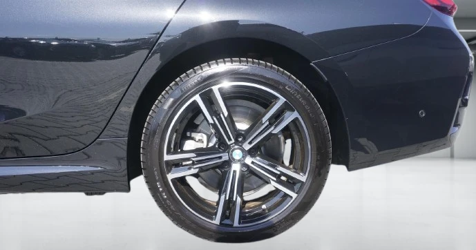 BMW 330 e xDrive = M-Sport = Shadow Line Гаранция - изображение 4
