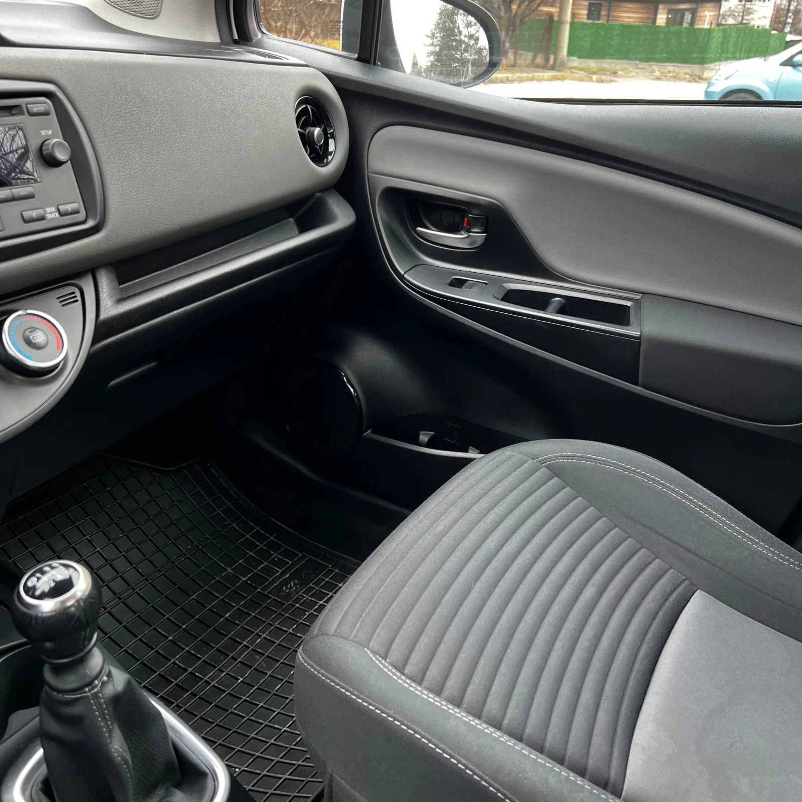 Toyota Yaris 1.5 VVT-i, снимка 12 - Автомобили и джипове - 53213789