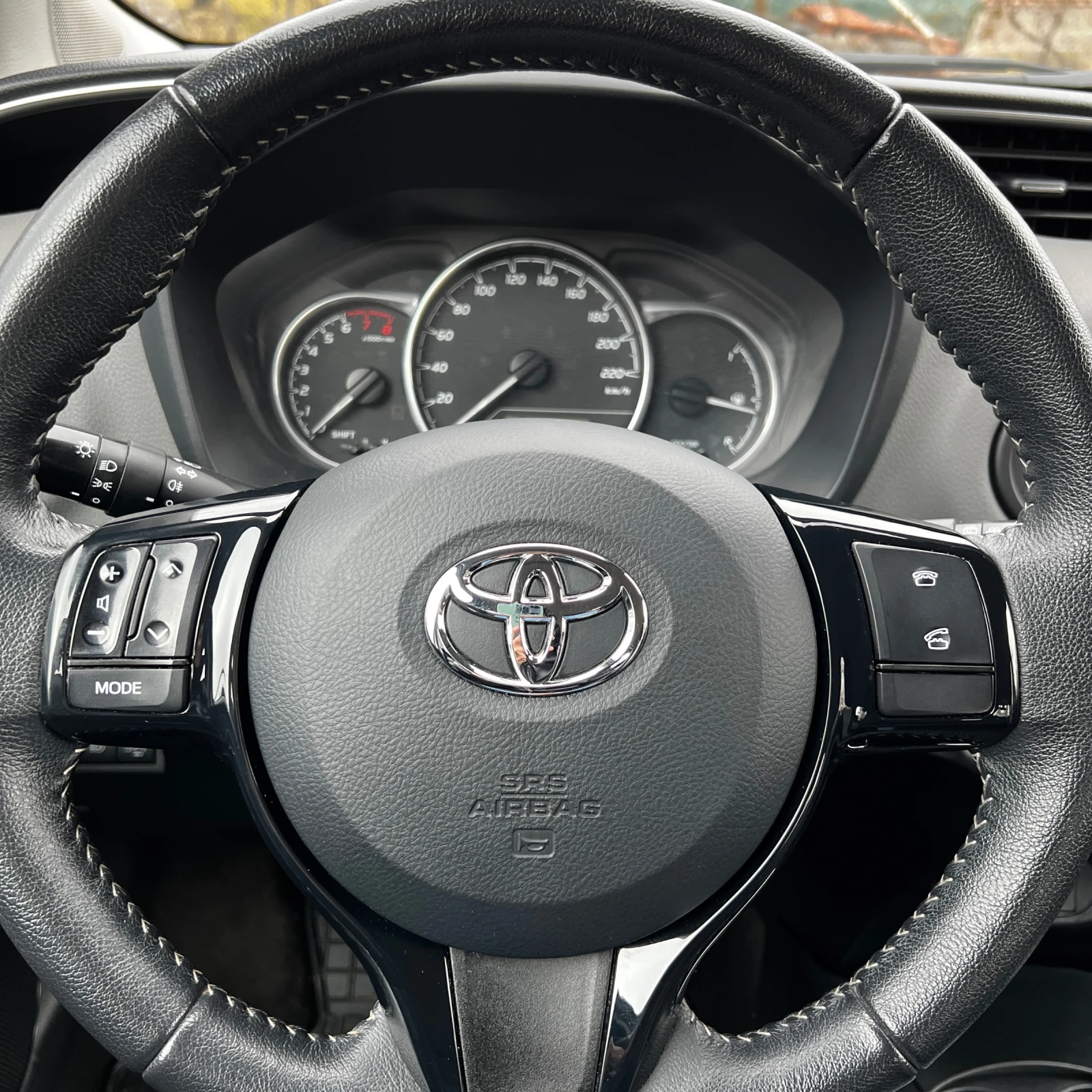Toyota Yaris 1.5 VVT-i, снимка 9 - Автомобили и джипове - 53213789