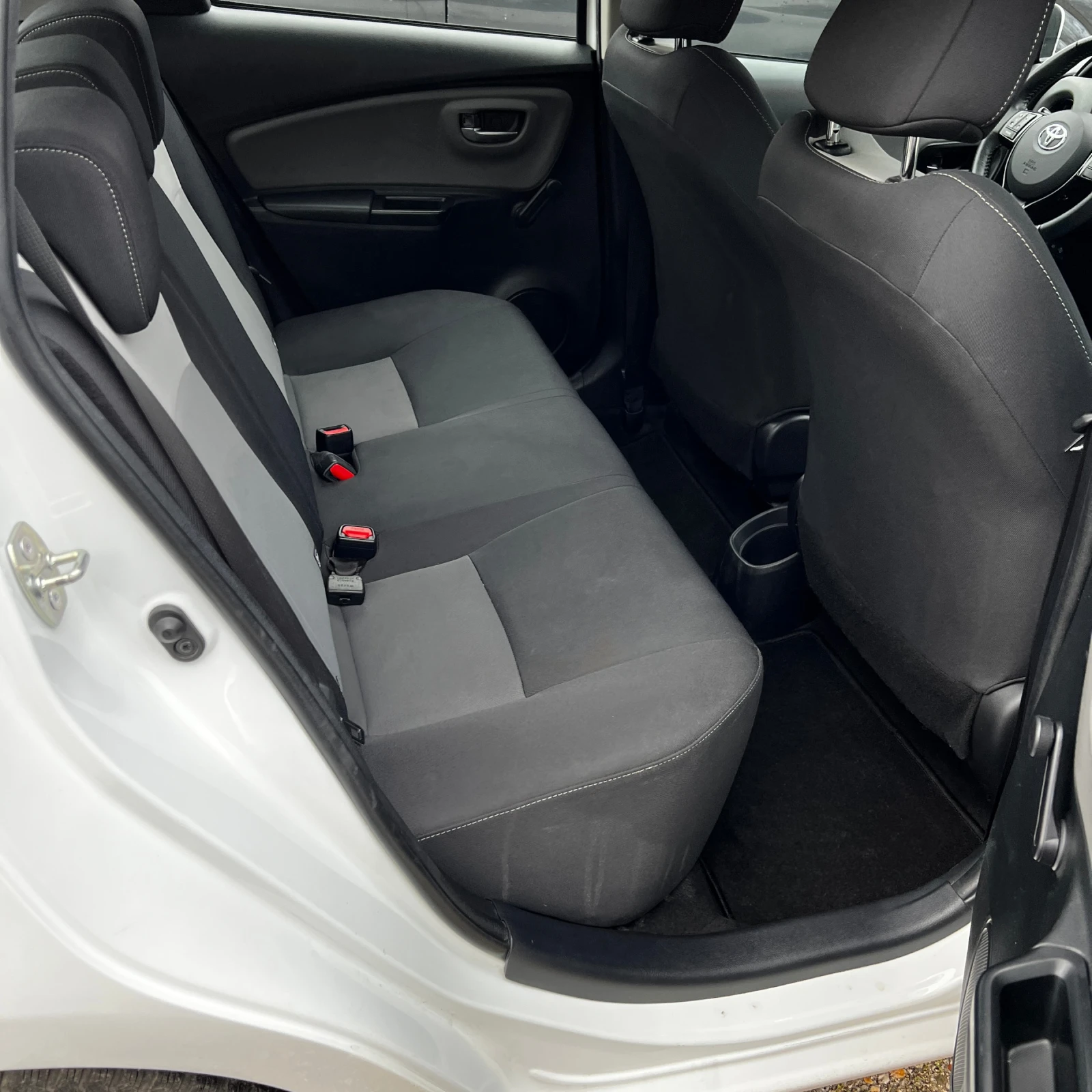 Toyota Yaris 1.5 VVT-i, снимка 15 - Автомобили и джипове - 53213789