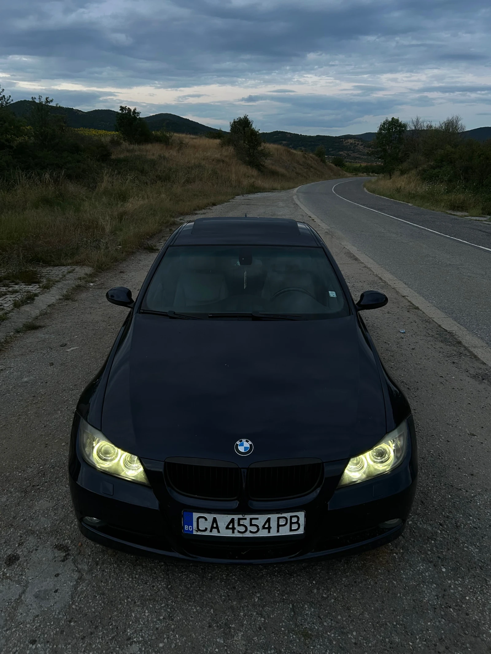 BMW 320 D Нави Кожа Шибедах Черен Таван Подгреви, снимка 2 - Автомобили и джипове - 55199806