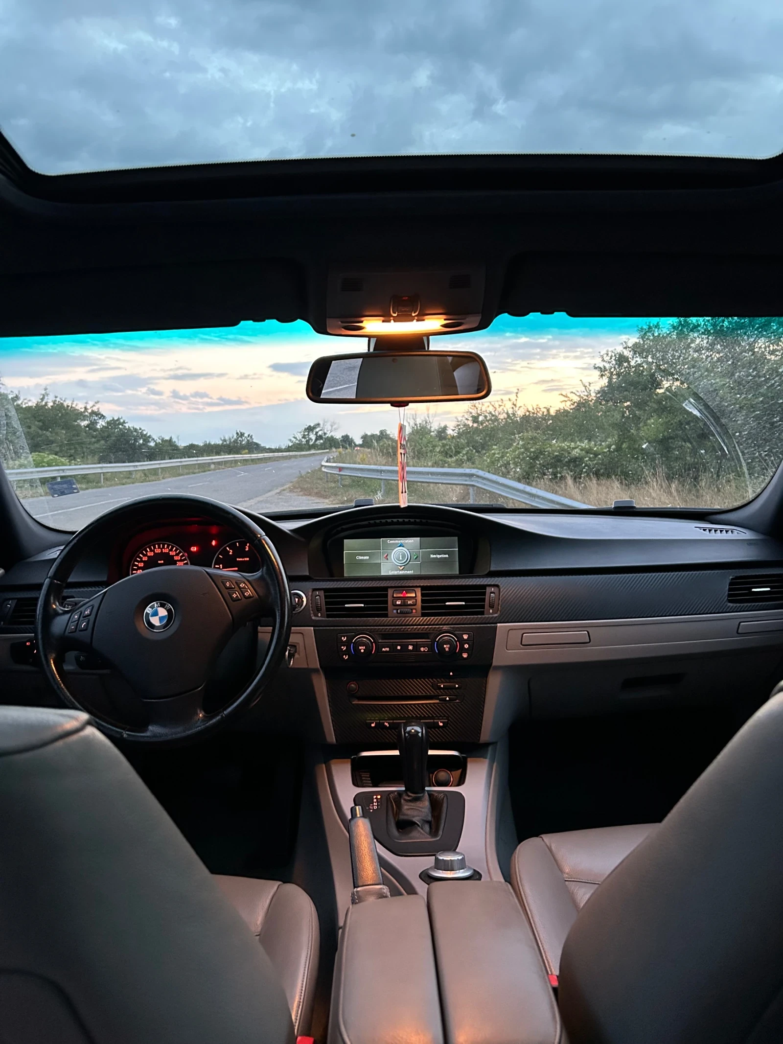 BMW 320 D Нави Кожа Шибедах Черен Таван Подгреви, снимка 6 - Автомобили и джипове - 55199806