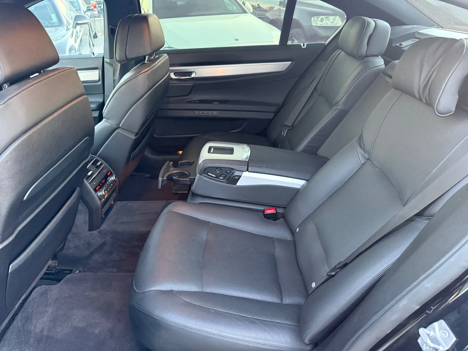 BMW 750 i* 2013г* Full Max* 189.000KM* Сервизна История* , снимка 9 - Автомобили и джипове - 56046555