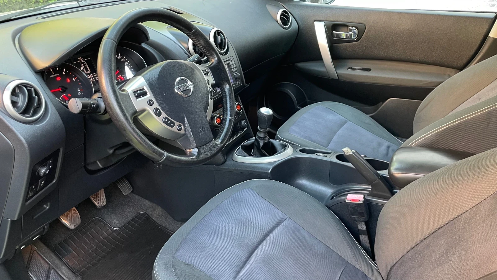 Nissan Qashqai 2.0 dci * ОБСЛУЖЕНА* мултимедия* камера*  - изображение 10