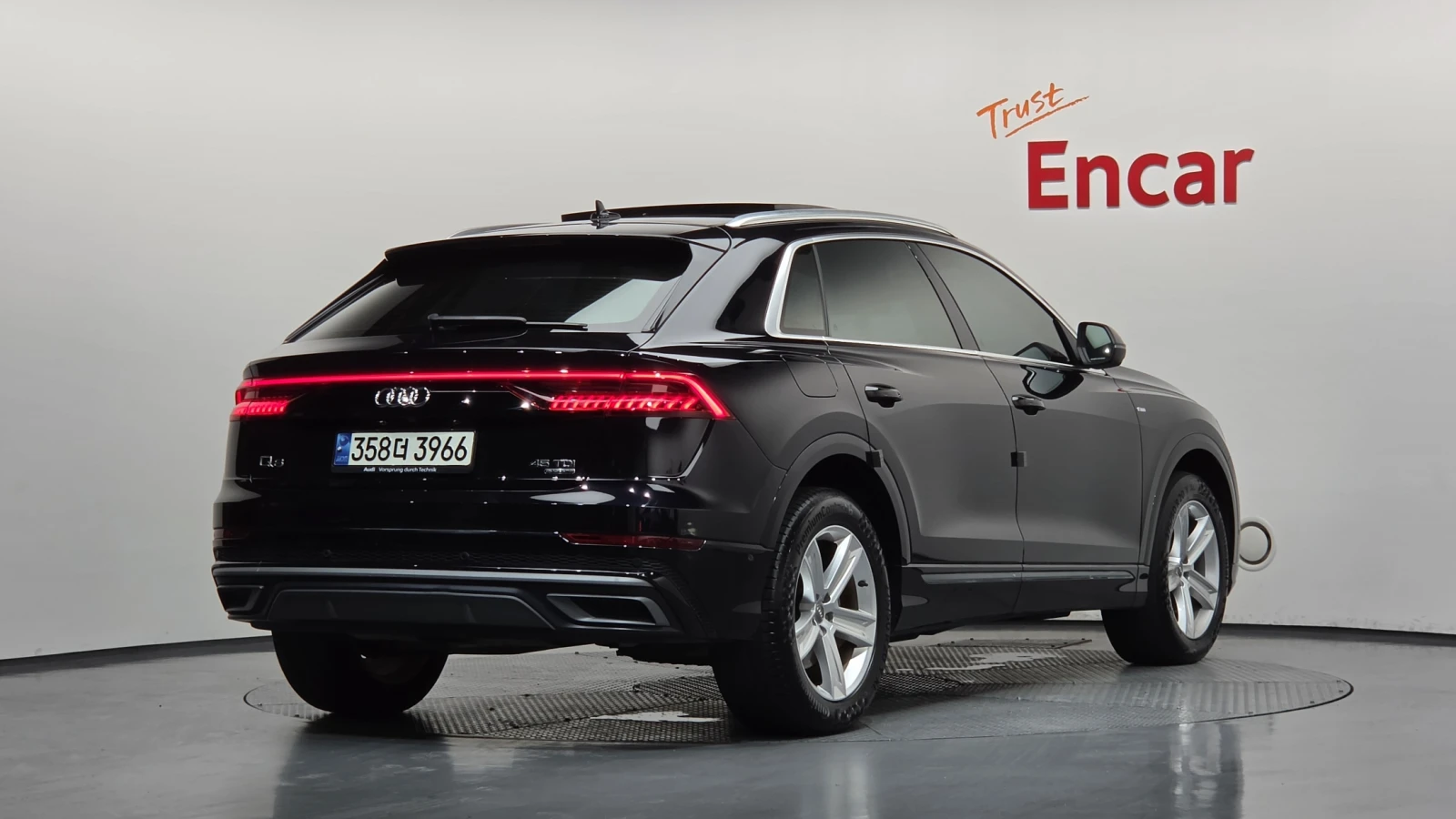 Audi Q8 45 TDI quattro* ЕЛ. БАГАЖНИК* HUD* КРАЙНА ЦЕНА, снимка 2 - Автомобили и джипове - 55496040