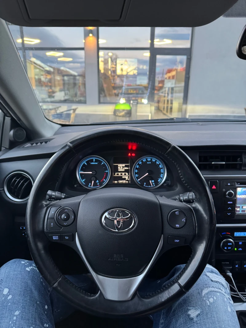 Toyota Auris 1.4 D4D KEYLESS GO / PANORAMA / 6 скорости, снимка 15 - Автомобили и джипове - 52987582