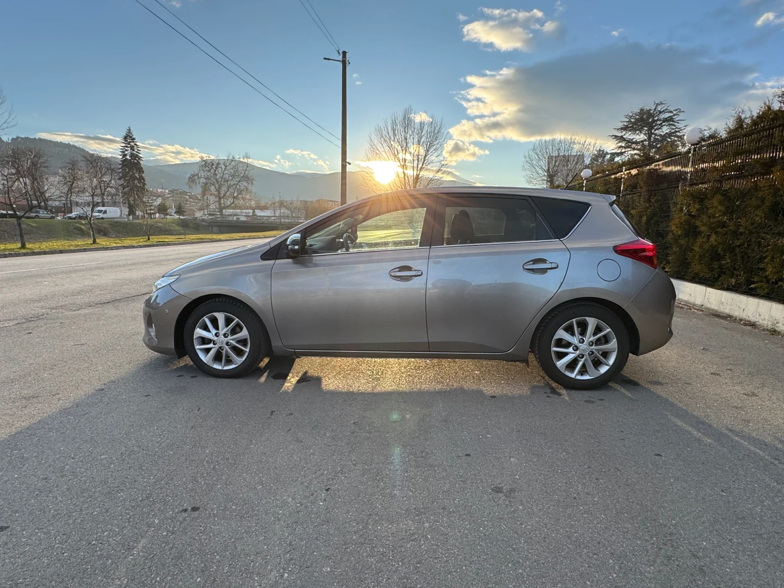 Toyota Auris 1.4 D4D KEYLESS GO / PANORAMA / 6 скорости - изображение 9