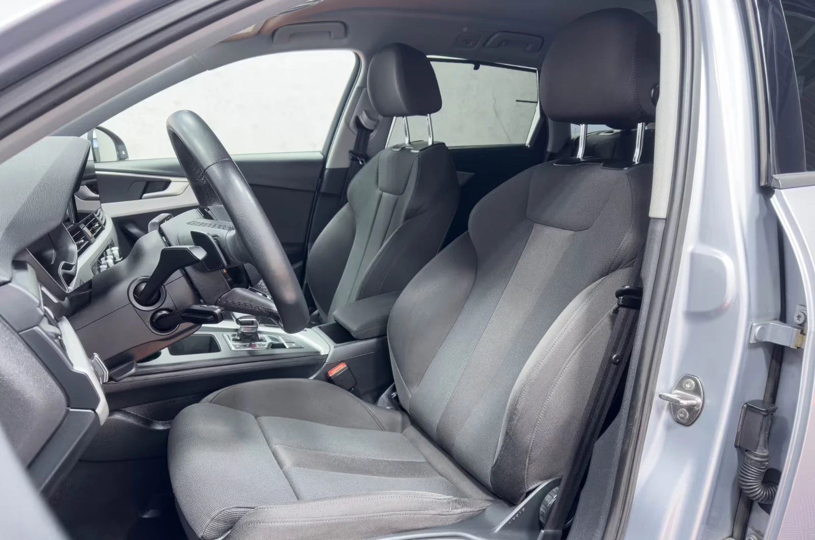 Audi A4 AVANT/2.0TDI/DIGITAL/AMBI/SPORT/LED/CAM/CARPLAY, снимка 10 - Автомобили и джипове - 54067653