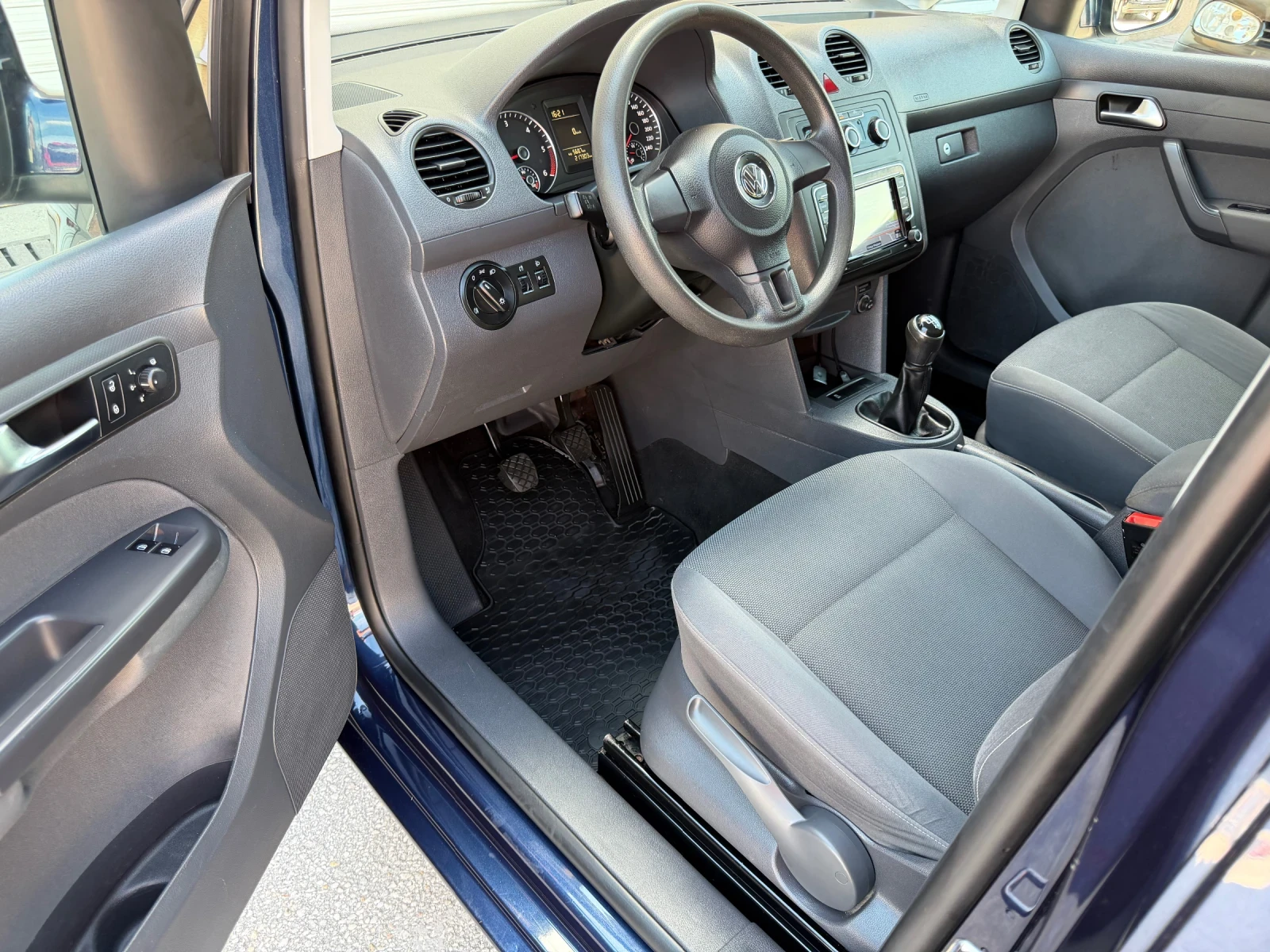 VW Caddy 1.6TDI 102к.с. ТОП СЪСТОЯНИЕ ГЕРМАНИЯ, снимка 12 - Автомобили и джипове - 54829229