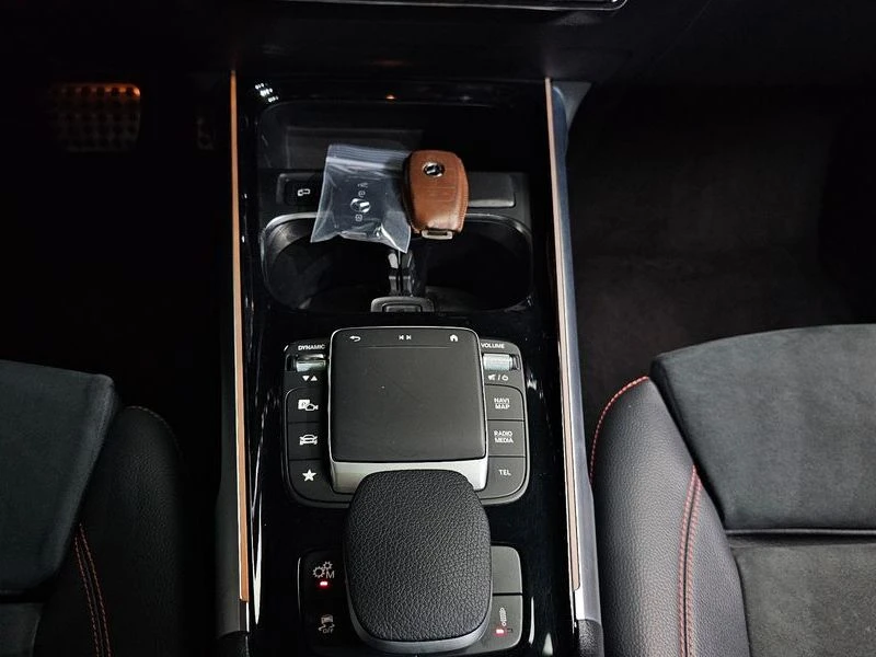 Mercedes-Benz GLB35AMG 2.0 260920 Automatic, снимка 15 - Автомобили и джипове - 55835875
