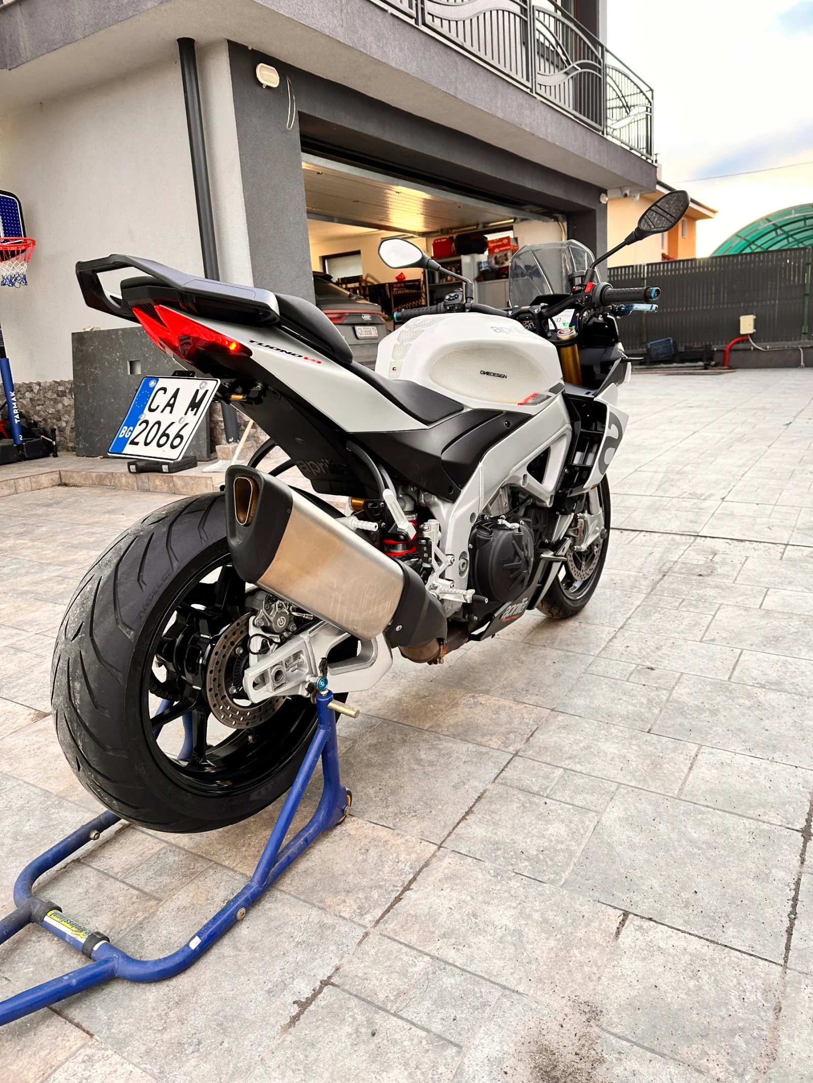 Aprilia Tuono V4 1100 - изображение 5