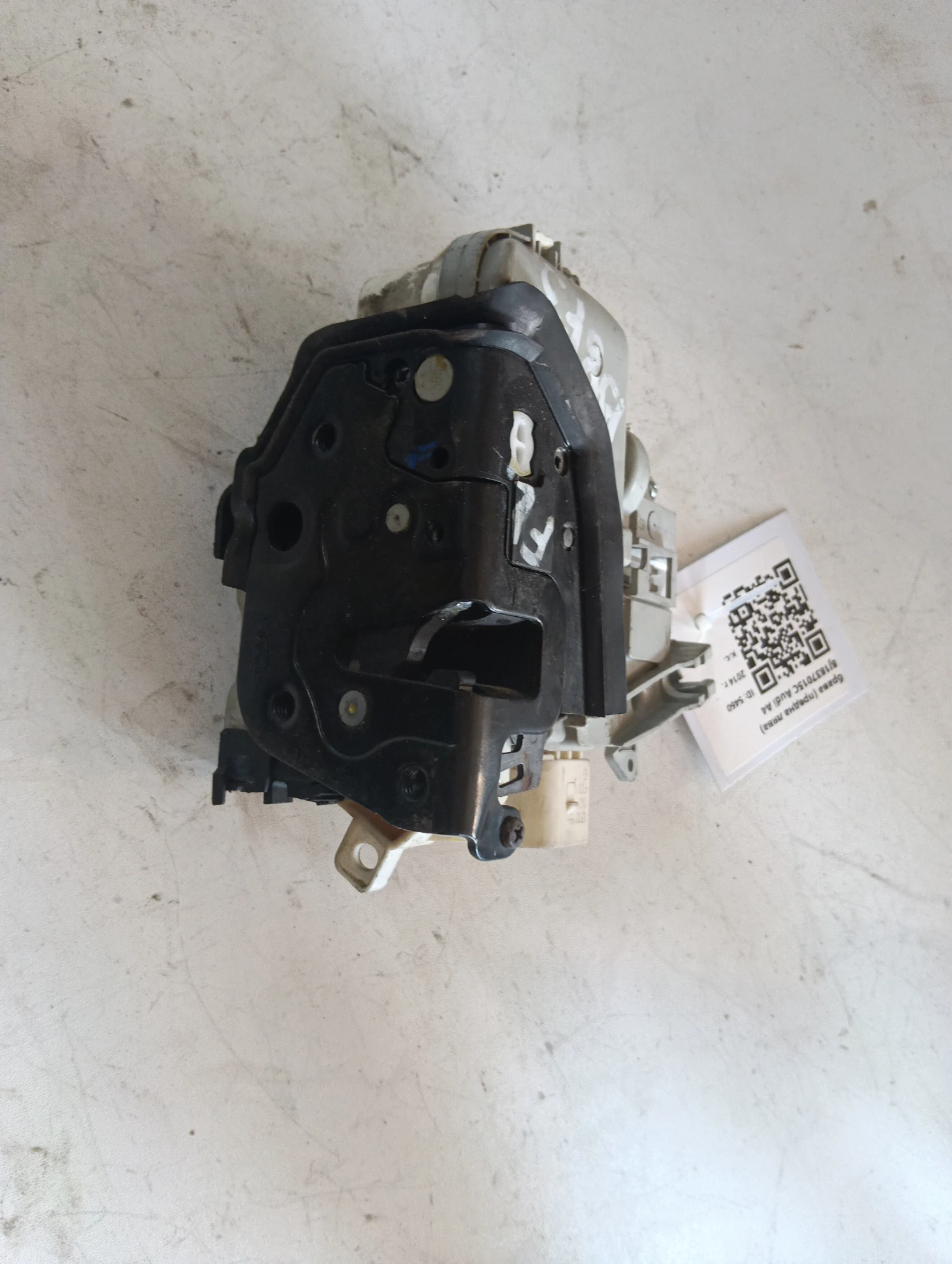 брава (предна лява) 8J1837015C Audi A4