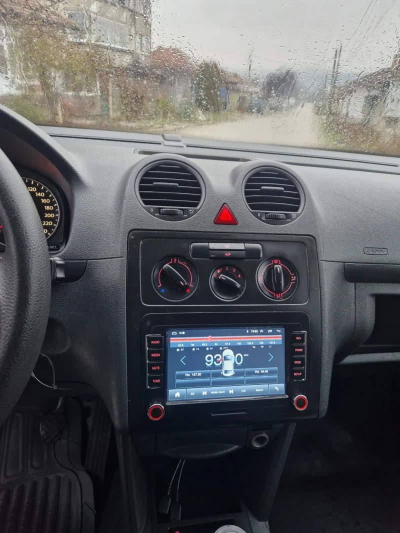 VW Caddy 1.6 TDI, снимка 10 - Автомобили и джипове - 53378778