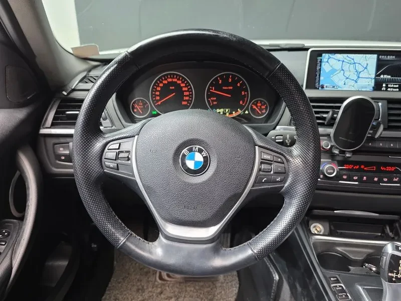 BMW 320 D xDrive, снимка 13 - Автомобили и джипове - 53508924