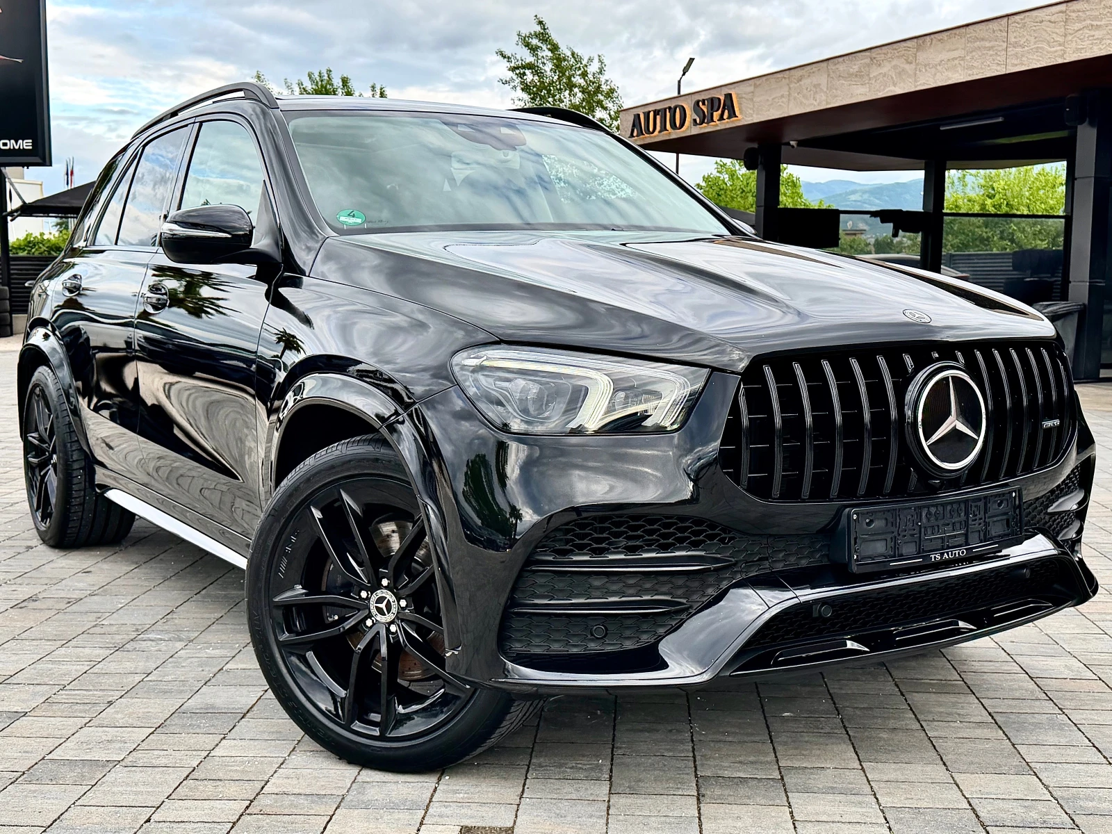 Mercedes-Benz GLE 400 AMG * VAKUM* OBDUH* PANO* DISTR* KeyLess* BURM* Bl, снимка 3 - Автомобили и джипове - 54656486