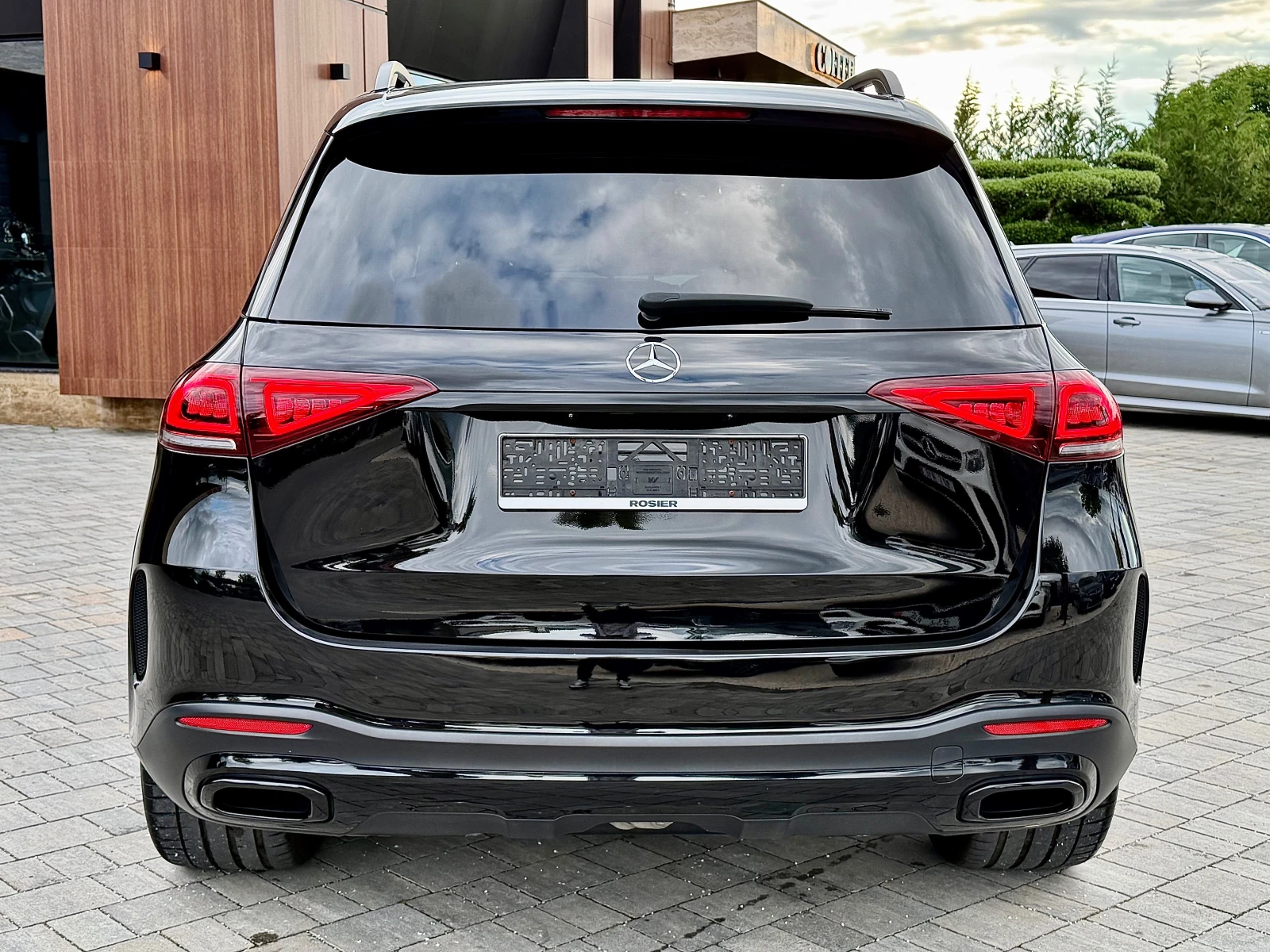 Mercedes-Benz GLE 400 AMG * VAKUM* OBDUH* PANO* DISTR* KeyLess* BURM* Bl, снимка 6 - Автомобили и джипове - 54656486