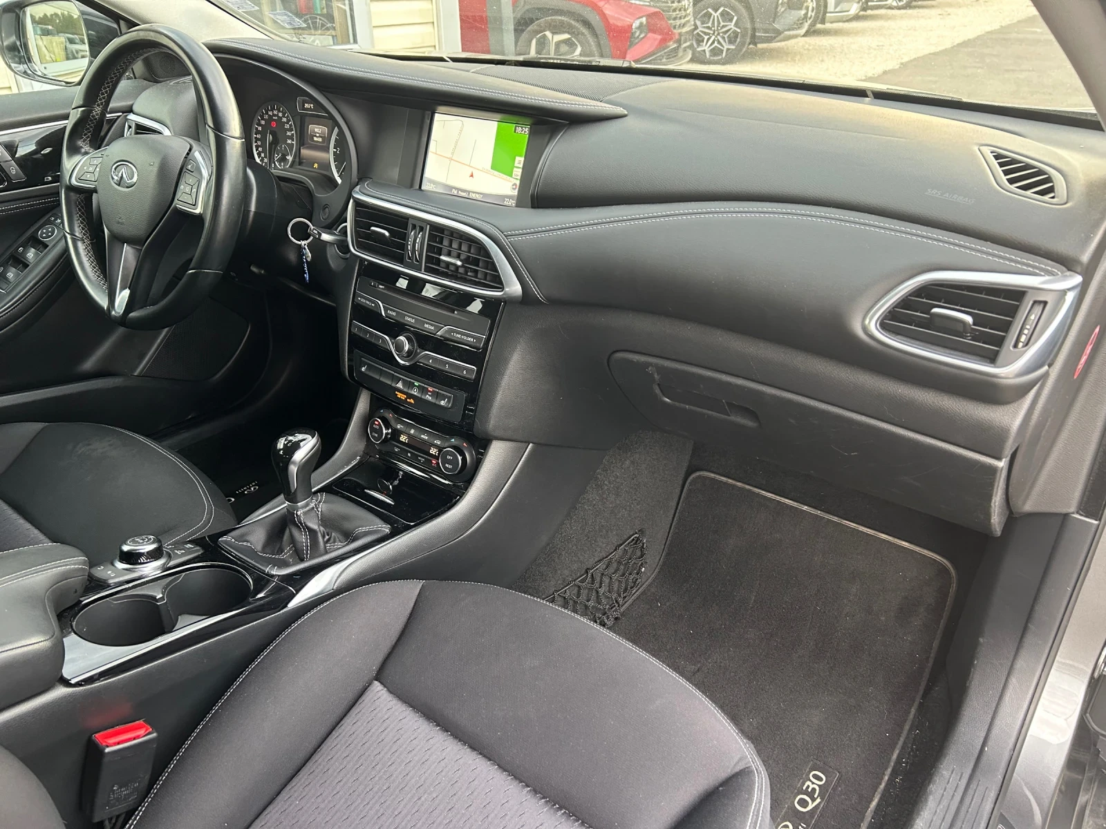 Infiniti Q30, снимка 6 - Автомобили и джипове - 56074193