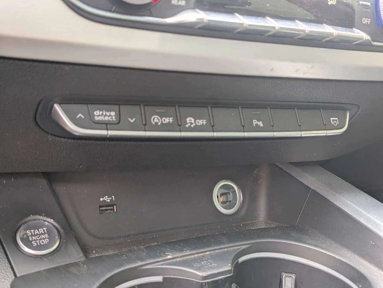 Audi A4 Premium Plus/S Line/Подгрев/Шибедах/360 Кам/Памет, снимка 15 - Автомобили и джипове - 54476895