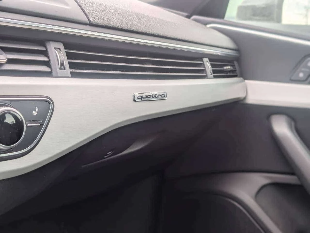 Audi A4 Premium Plus/S Line/Подгрев/Шибедах/360 Кам/Памет, снимка 13 - Автомобили и джипове - 54476895