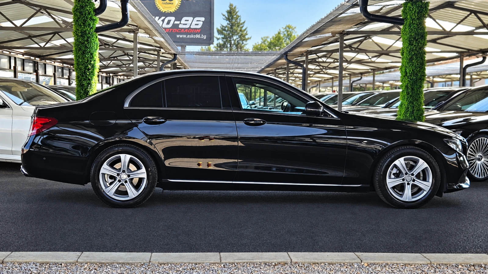 Mercedes-Benz E 220 ! AMG/GERMANY/180CAMERA/AMBI/ПОДГРЕВ/PARK PILOT/LI, снимка 4 - Автомобили и джипове - 55751840