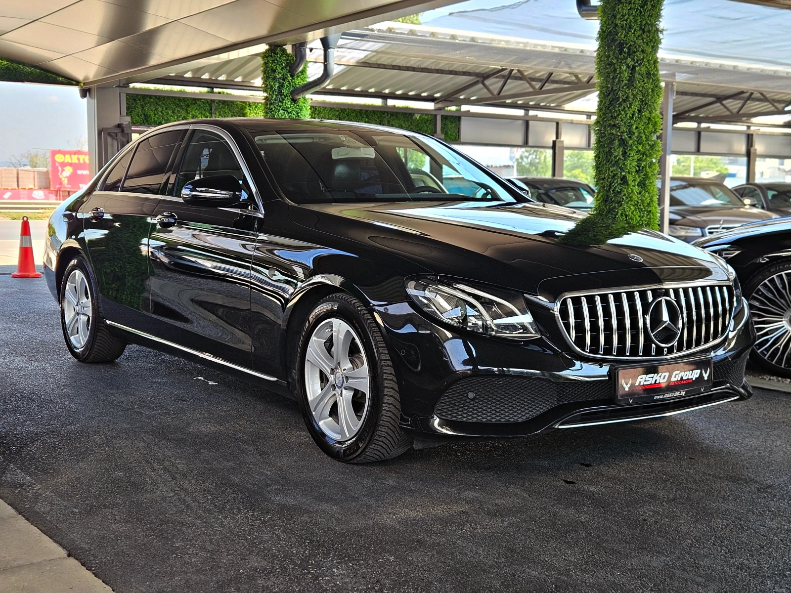 Mercedes-Benz E 220 AMG/GERMANY/180CAMERA/AMBI/ПОДГРЕВ/PARK PILOT/LIZI, снимка 3 - Автомобили и джипове - 55751840