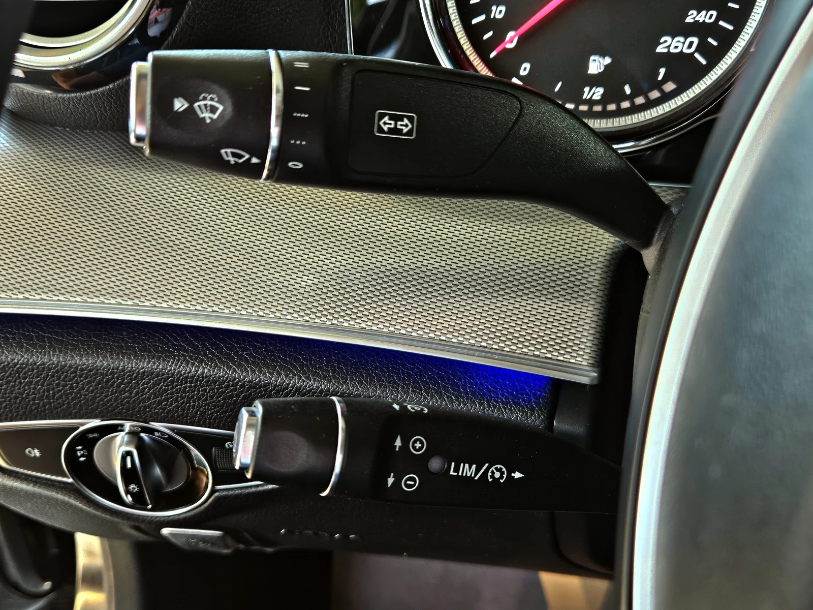 Mercedes-Benz E 220 AMG/GERMANY/180CAMERA/AMBI/ПОДГРЕВ/PARK PILOT/LIZI, снимка 12 - Автомобили и джипове - 55751840
