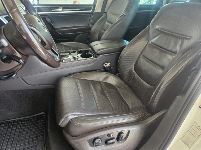 VW Touareg 3.0TDI* FULL* , снимка 8 - Автомобили и джипове - 51935192
