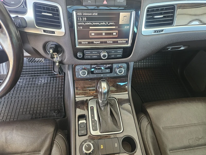 VW Touareg 3.0TDI* FULL* , снимка 14 - Автомобили и джипове - 51935192