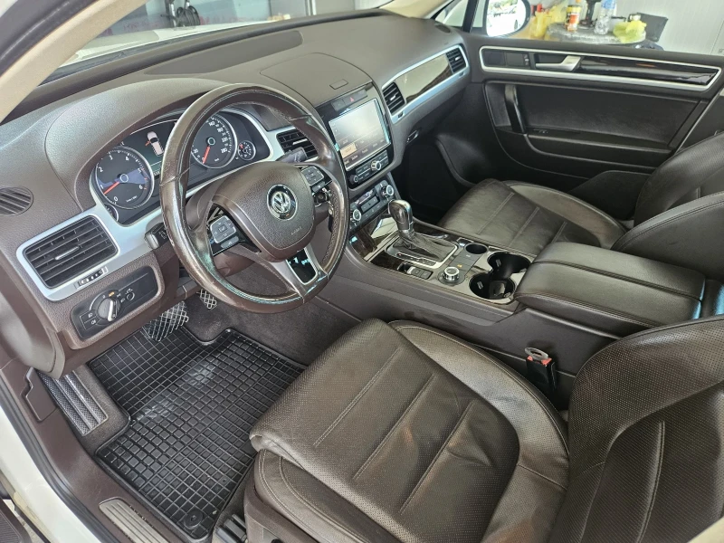 VW Touareg 3.0TDI* FULL* , снимка 9 - Автомобили и джипове - 51935192