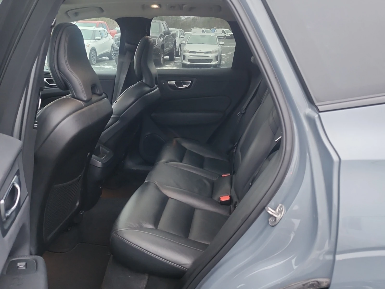 Volvo XC60 PLUS DARK THEME * Carfax *  - изображение 9