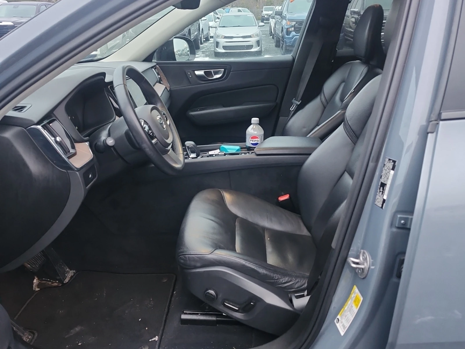 Volvo XC60 PLUS DARK THEME * Carfax *  - изображение 8