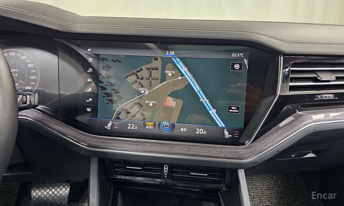 VW Touareg * 3.0TDI* PREMIUM* ПАНО* ПОДГРЕВ* KEYLESS* КАМЕРИ*, снимка 11 - Автомобили и джипове - 54195378