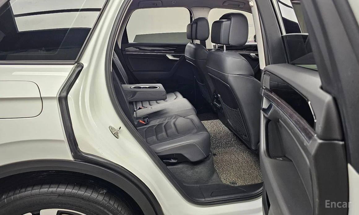 VW Touareg * 3.0TDI* PREMIUM* ПАНО* ПОДГРЕВ* KEYLESS* КАМЕРИ*, снимка 9 - Автомобили и джипове - 54195378