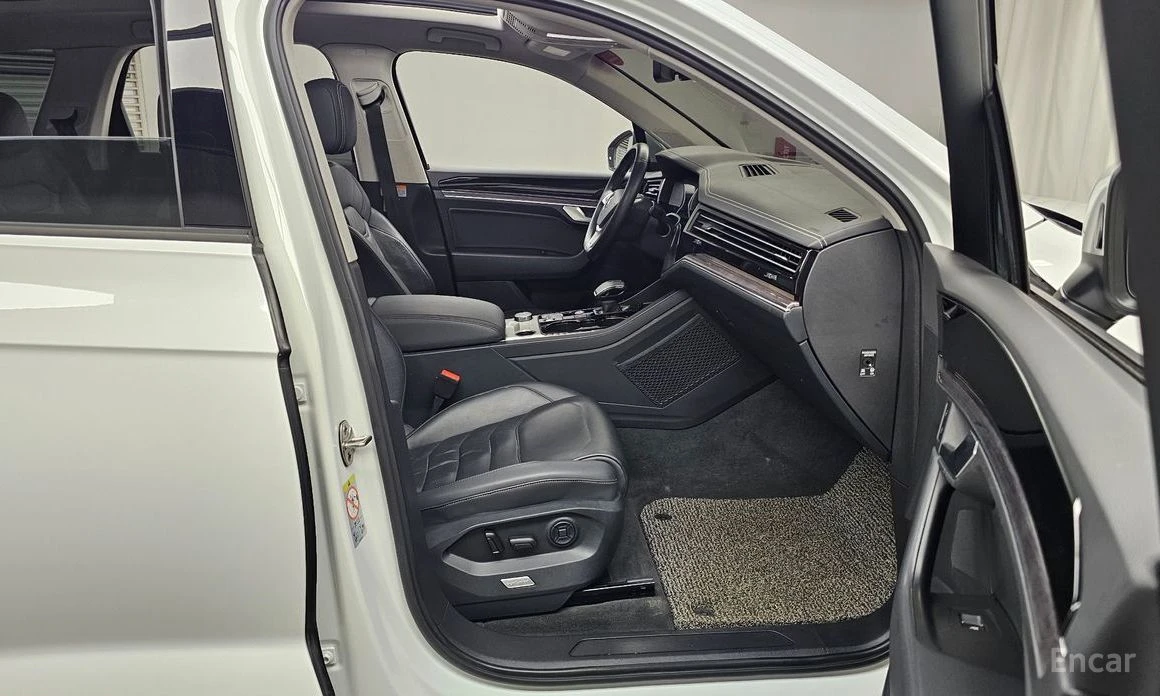 VW Touareg * 3.0TDI* PREMIUM* ПАНО* ПОДГРЕВ* KEYLESS* КАМЕРИ*, снимка 8 - Автомобили и джипове - 54195378