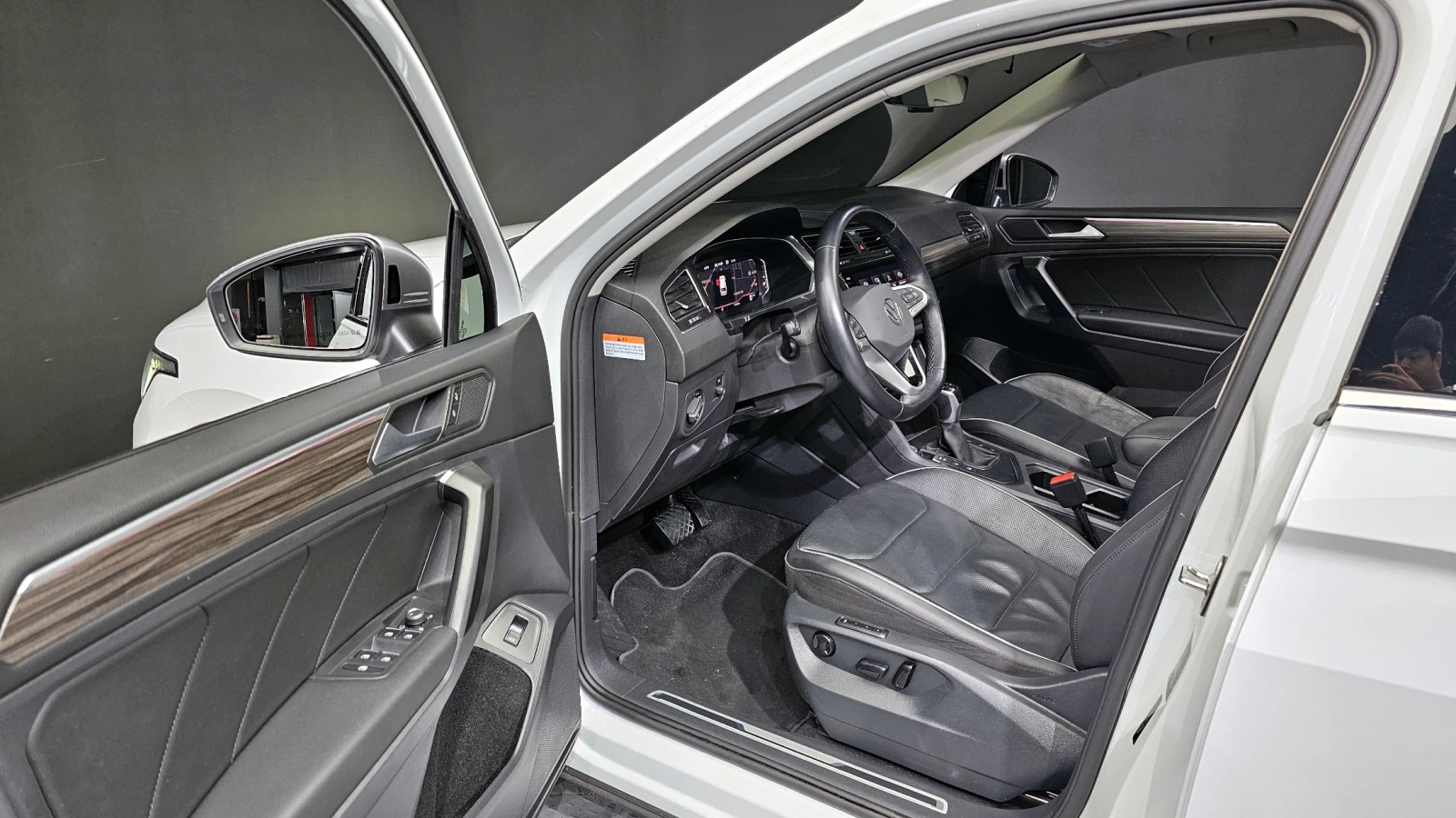 VW Tiguan 2023* PRESTIGE* HEAD-UP* ALLSPACE* КРАЙНА ЦЕНА, снимка 8 - Автомобили и джипове - 54378757
