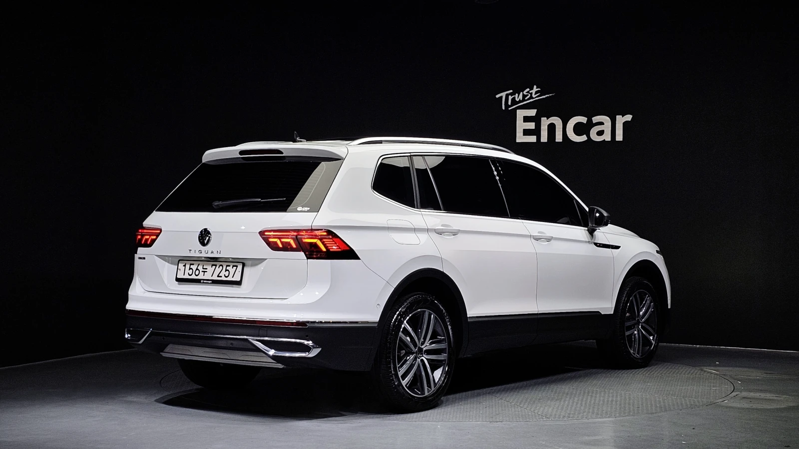 VW Tiguan 2023* PRESTIGE* HEAD-UP* ALLSPACE* КРАЙНА ЦЕНА, снимка 4 - Автомобили и джипове - 54378757