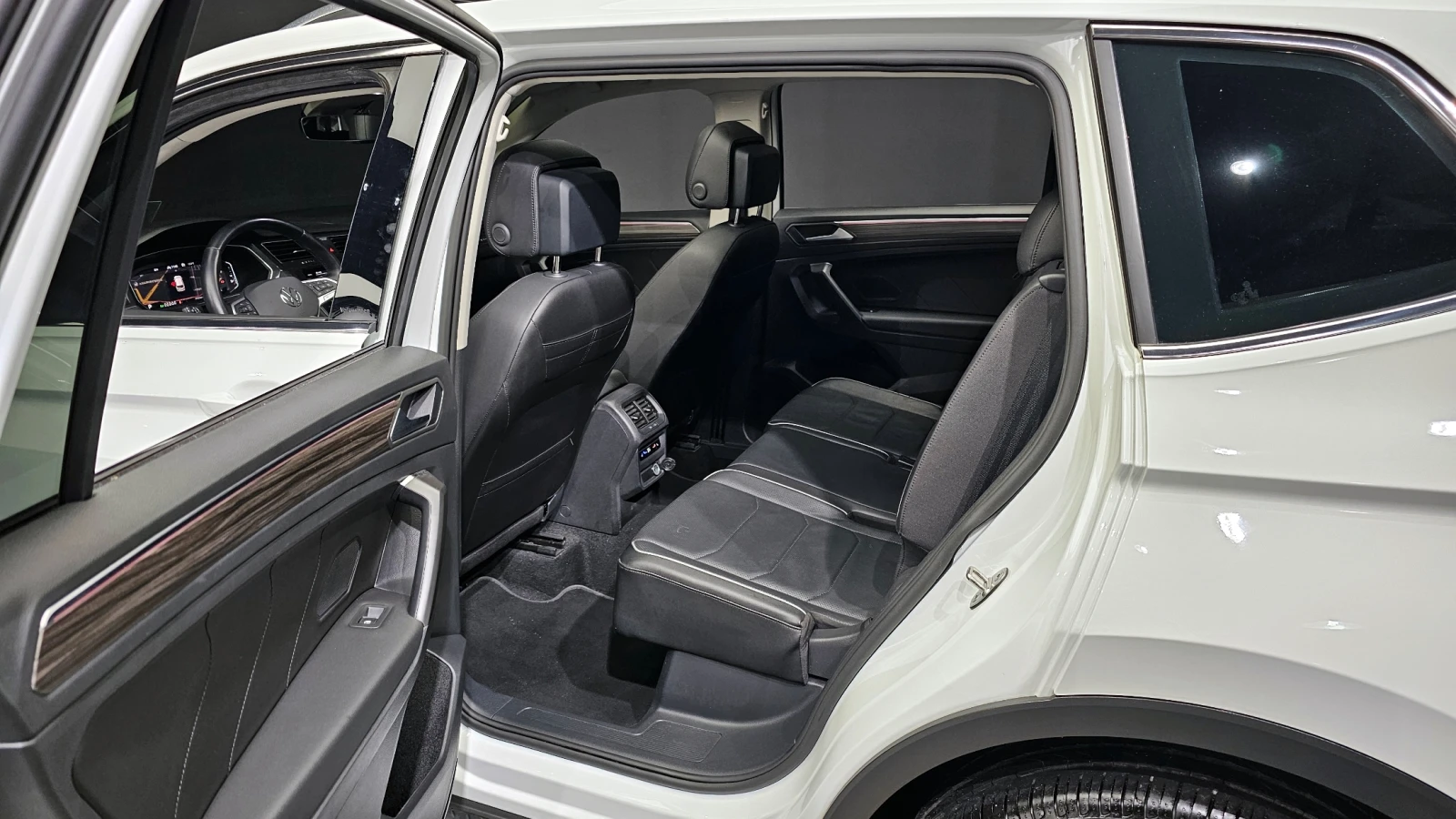 VW Tiguan 2023* PRESTIGE* HEAD-UP* ALLSPACE* КРАЙНА ЦЕНА, снимка 14 - Автомобили и джипове - 54378757