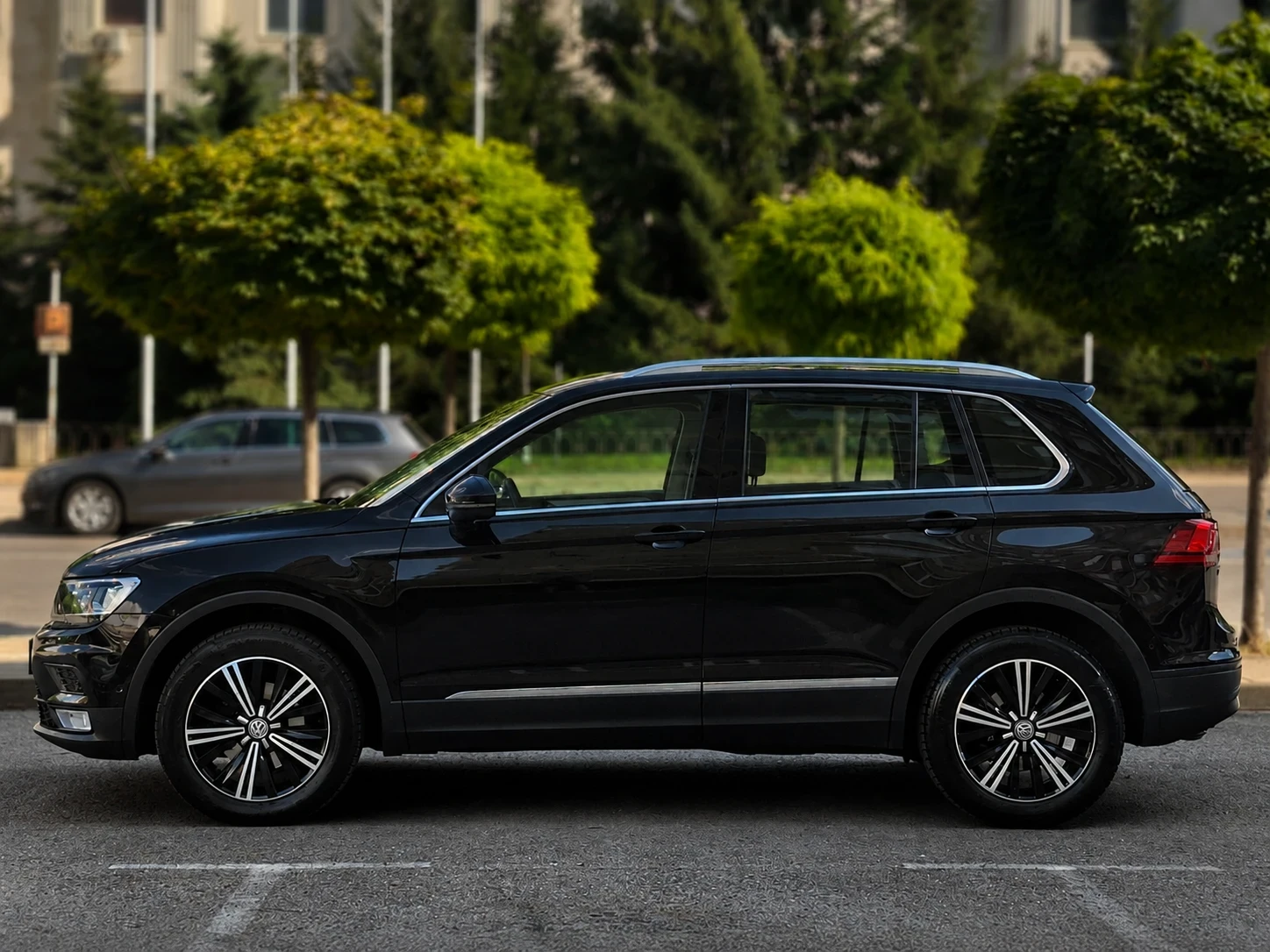 VW Tiguan 2.0 TDI/DSG/4motion, снимка 2 - Автомобили и джипове - 55195096
