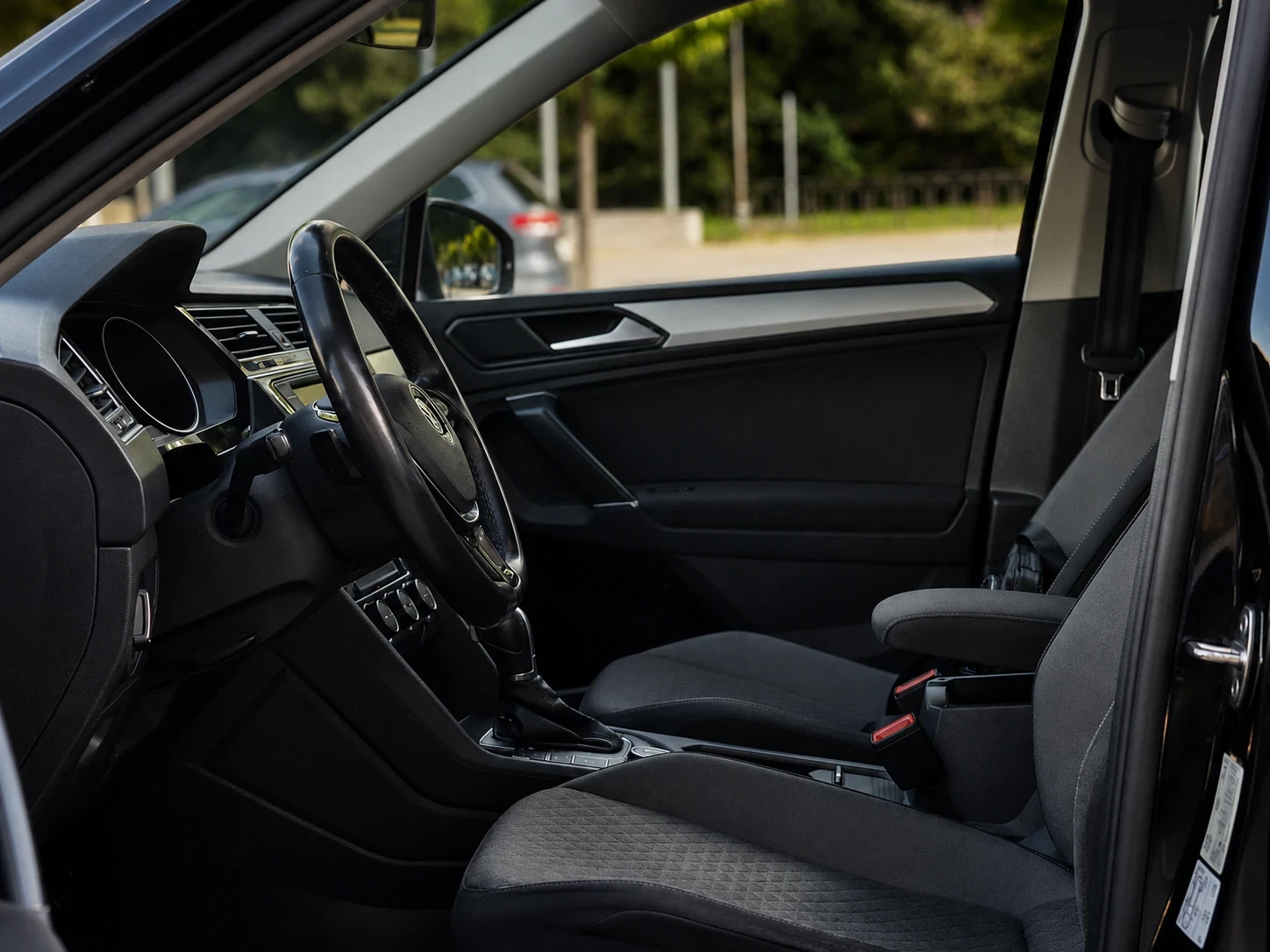 VW Tiguan 2.0 TDI/DSG/4motion, снимка 9 - Автомобили и джипове - 55195096