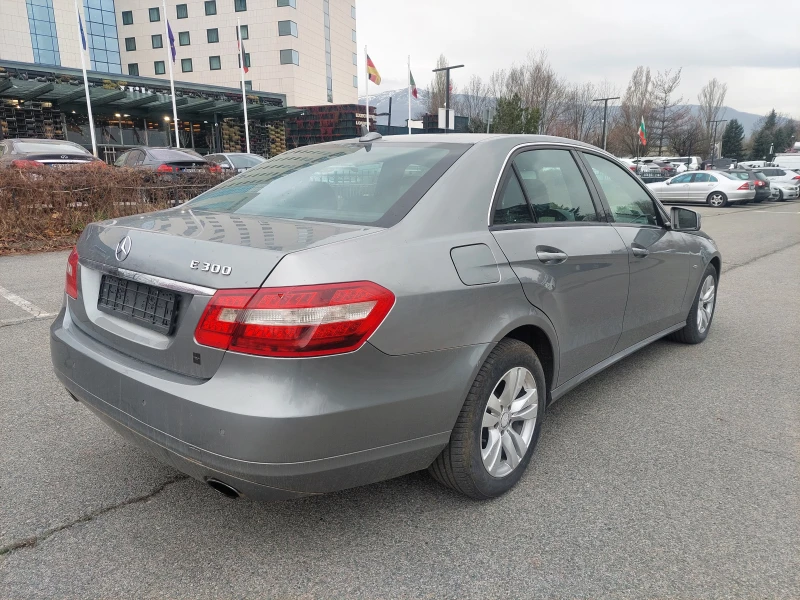 Mercedes-Benz E 300 CDI AUTOMATIC, снимка 4 - Автомобили и джипове - 49642626