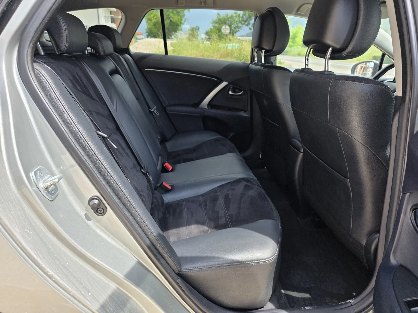 Toyota Avensis 1, 8 Valvematic Fecelift FULL SERVICE , снимка 11 - Автомобили и джипове - 54779853
