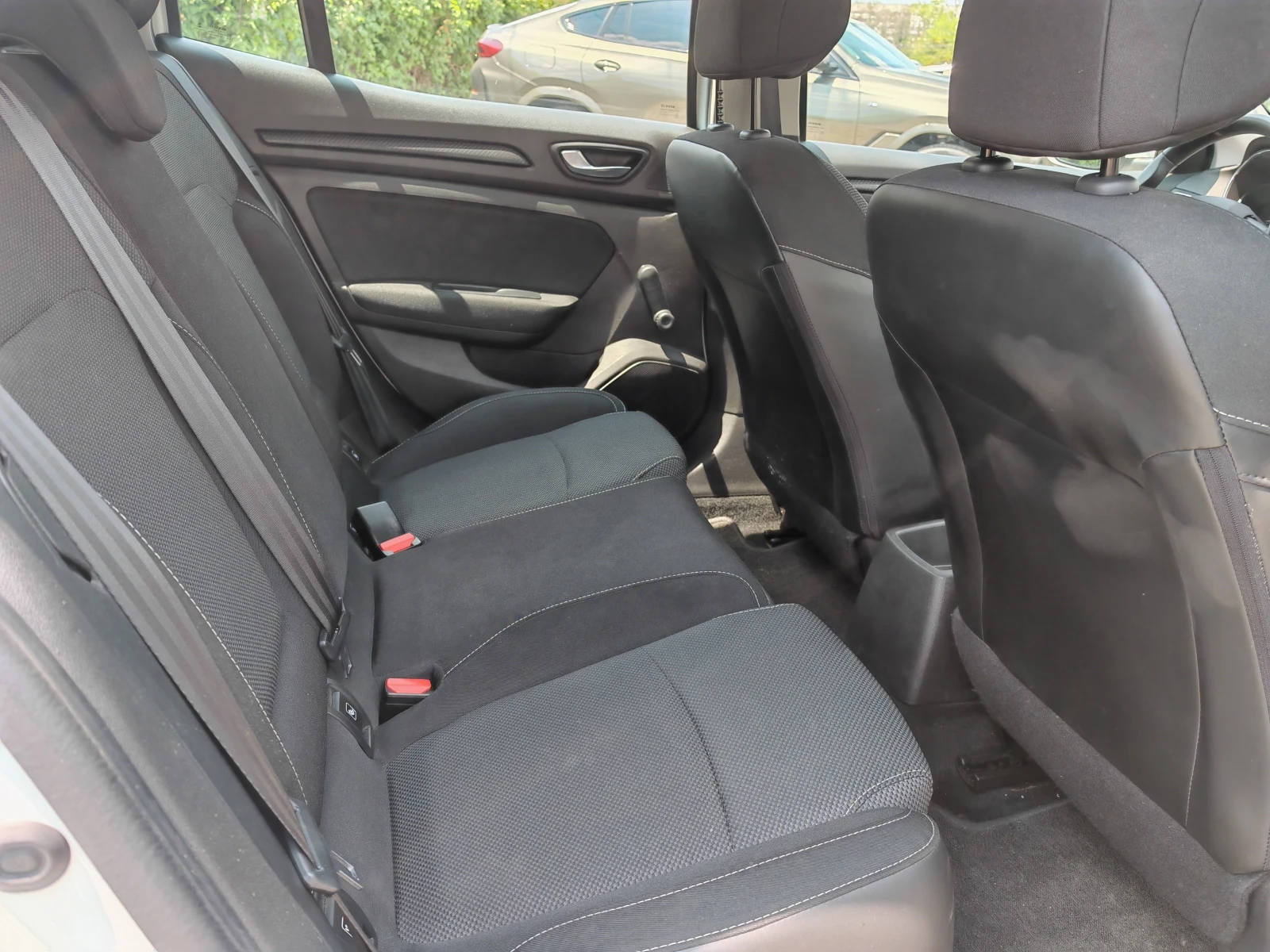 Renault Megane 1.33 Tce, снимка 9 - Автомобили и джипове - 55325025