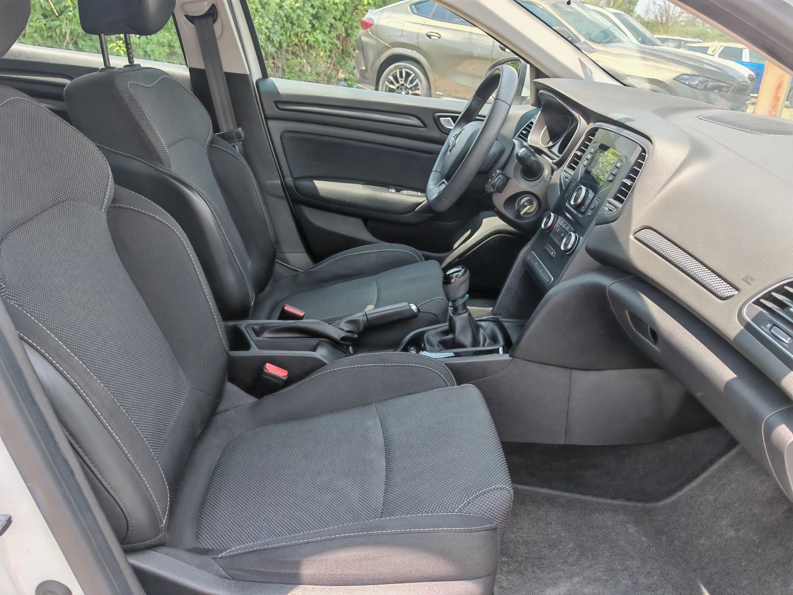 Renault Megane 1.33 Tce, снимка 8 - Автомобили и джипове - 55325025