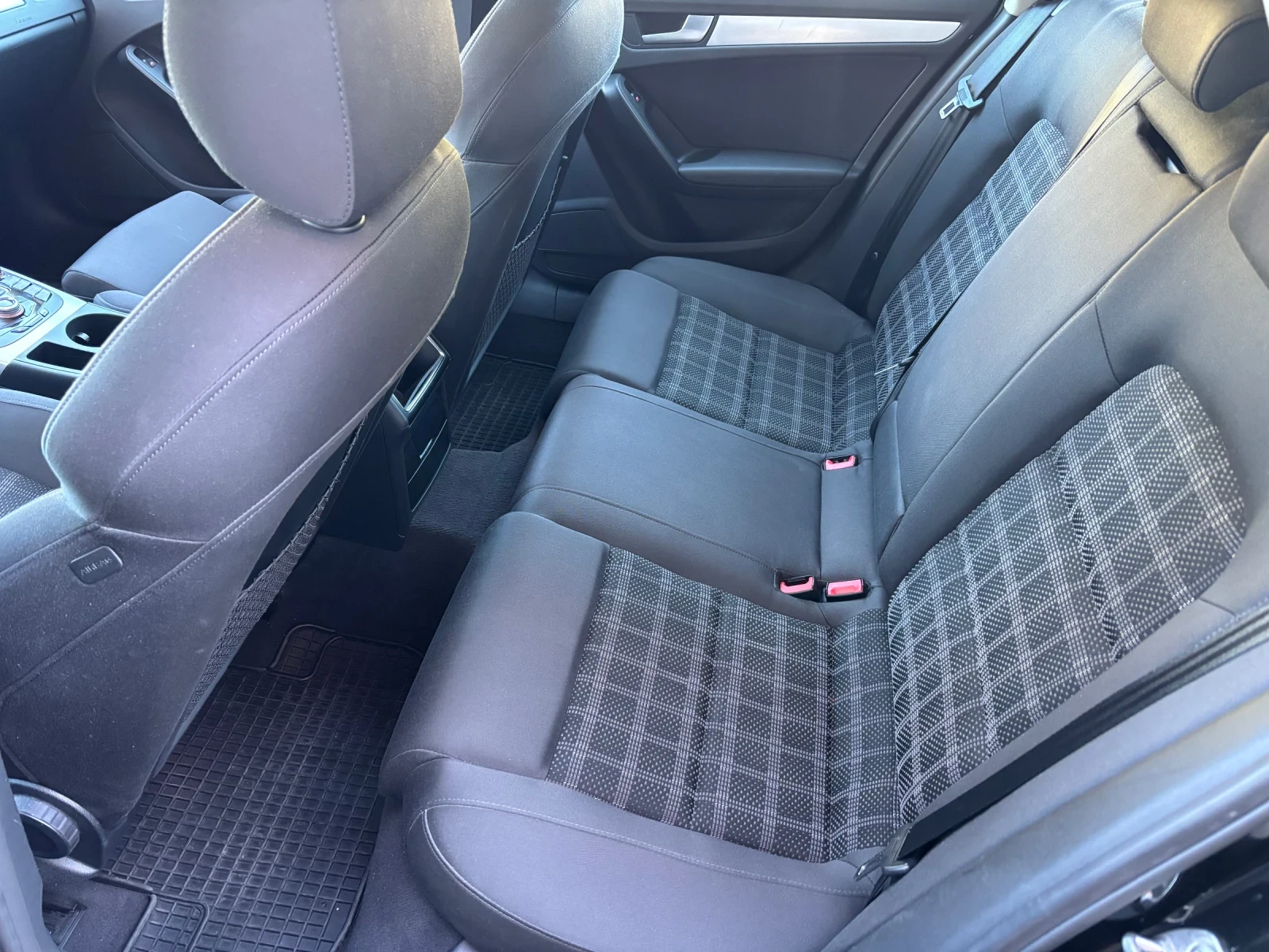 Audi A4 B8 2.0 TDI РЪЧКА, снимка 10 - Автомобили и джипове - 56359947