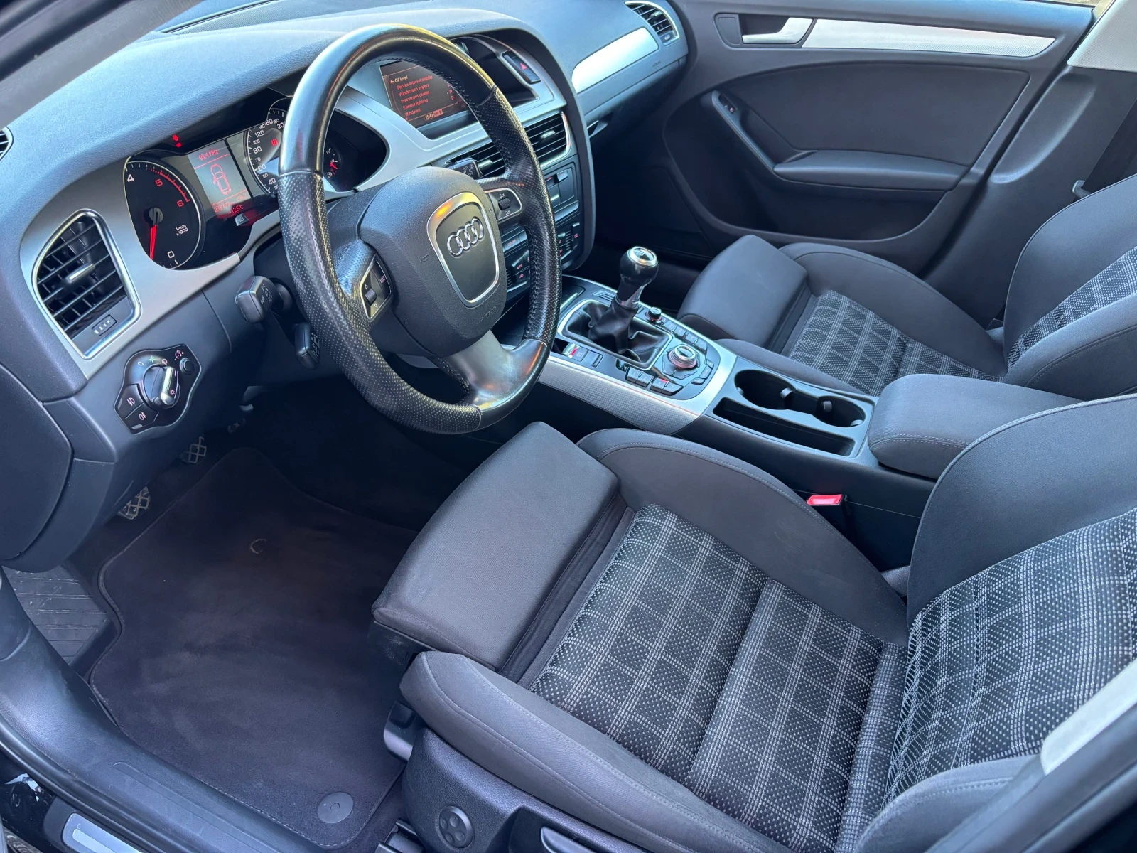 Audi A4 B8 2.0 TDI РЪЧКА, снимка 8 - Автомобили и джипове - 56359947