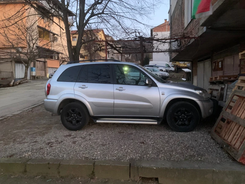 Toyota Rav4 2.0 D4D, снимка 9 - Автомобили и джипове - 47879335